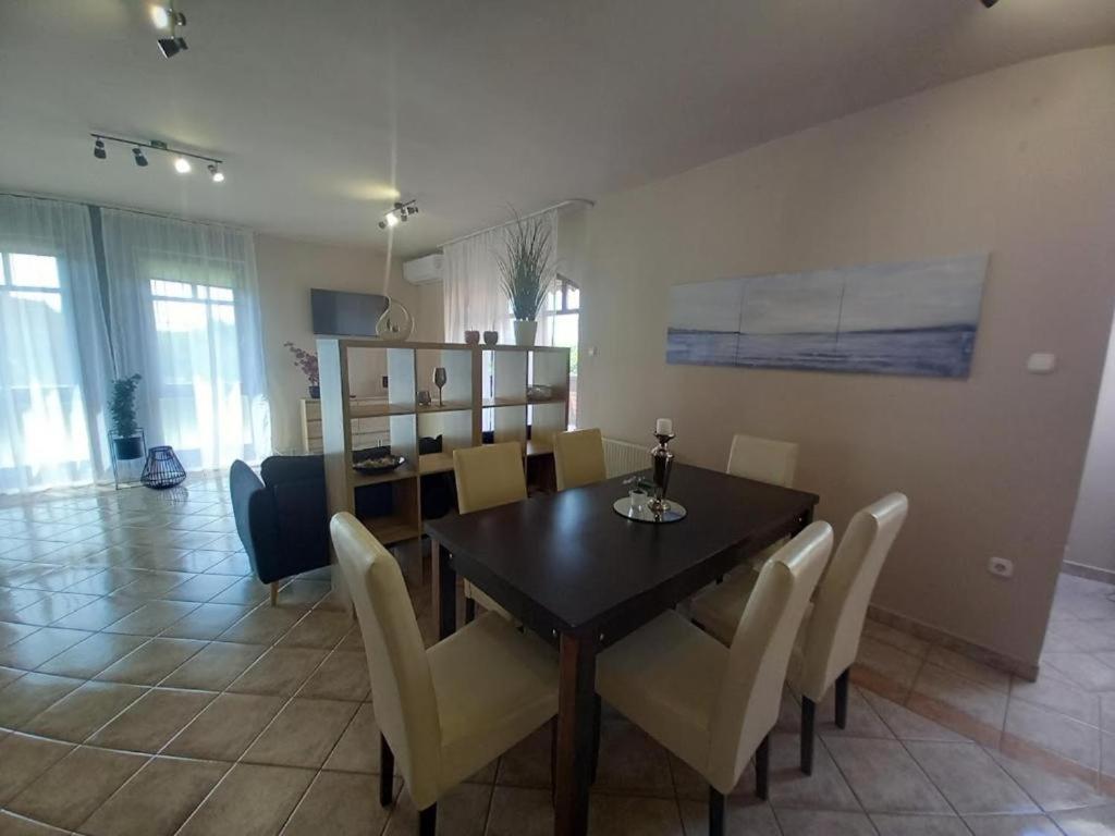Lujza Apartman Goedoello Appartement Buitenkant foto