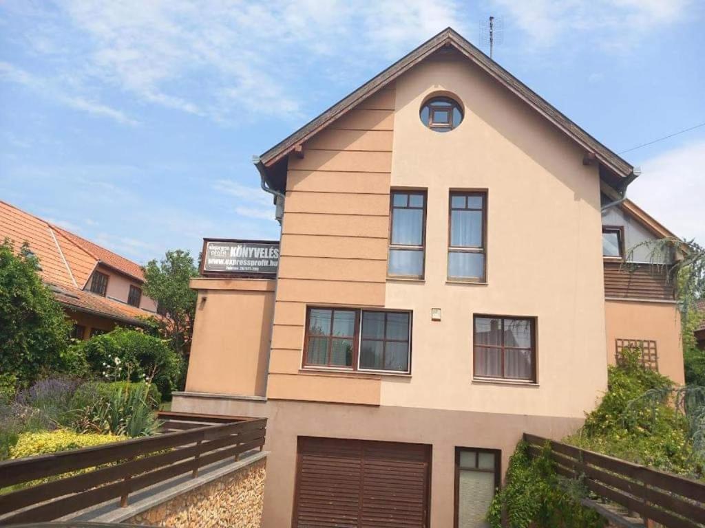 Lujza Apartman Goedoello Appartement Buitenkant foto